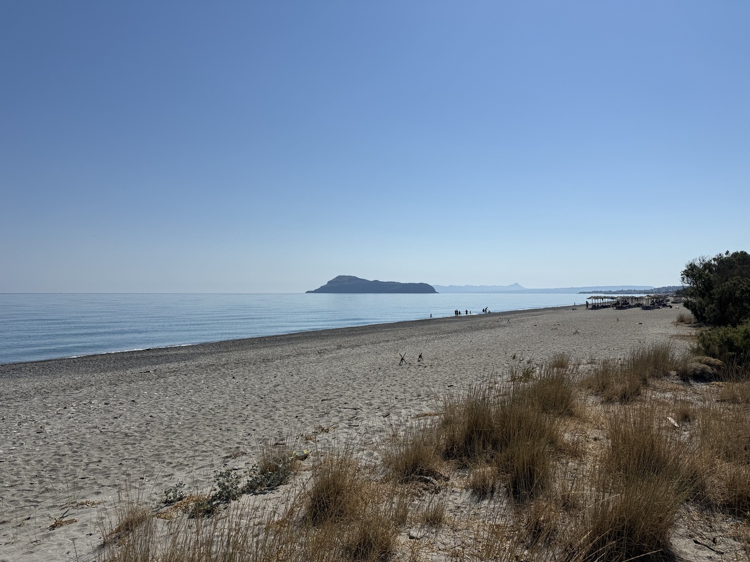 Παραλία Γεράνι Πραγματική φωτογραφία της αμμώδους παραλίας δίπλα στο έργο